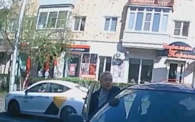  &laquo;Повернула налево со встречки и уперлась в меня&raquo;: конфликт в Красноярске