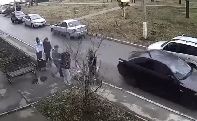  В Нижнекамске мальчик толкнул 14-летнюю девочку под проезжавший мимо автомобиль