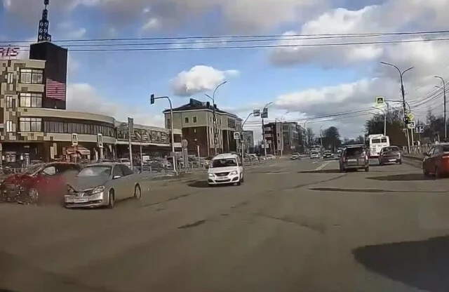  В Великом Новгороде водитель &laquo;Ниссана&raquo; пытался повернуть налево и столкнулся со встречным авто