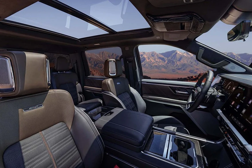 На фото: салон нового пикапа GMC Sierra 1500