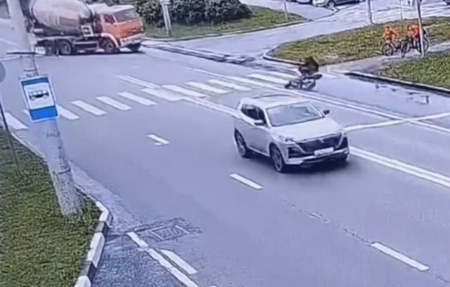  Мотоциклист попал под колеса грузовика в Чебоксарах