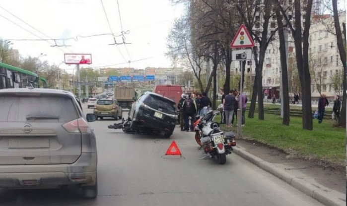 Минивэн наехал на мотоцикл на Челюскинцев в Екатеринбурге