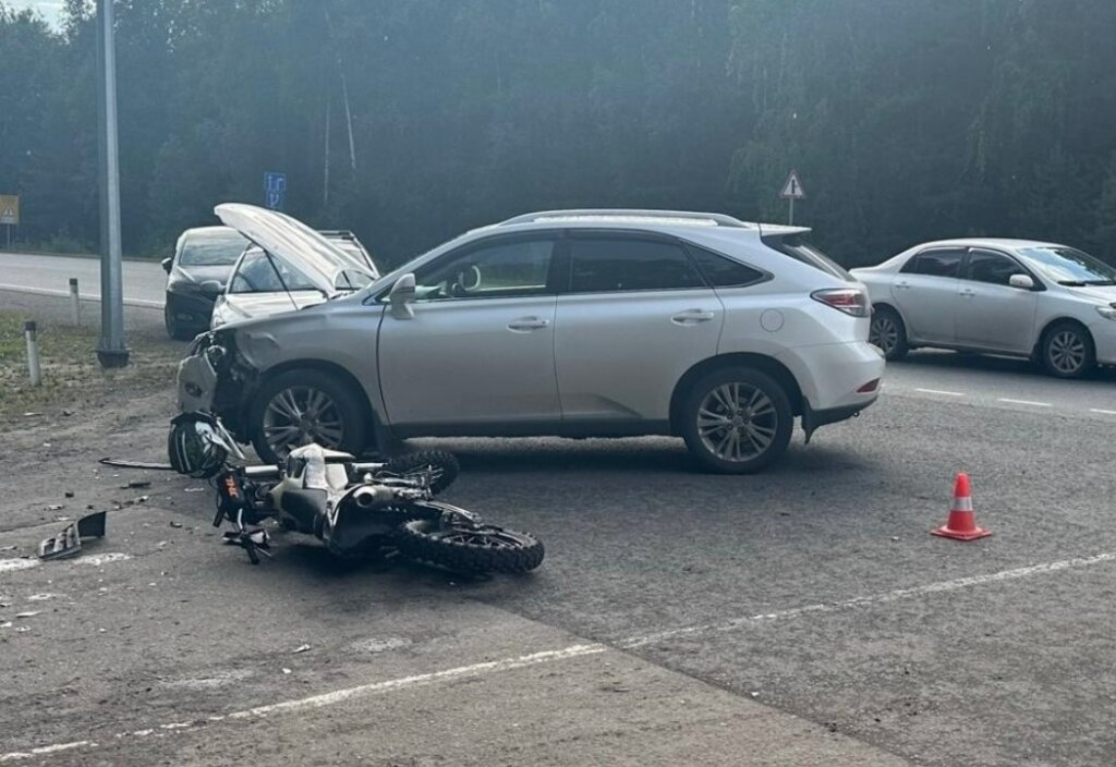В Кургане 15-летний мотоциклист двигался по встречной обочине и столкнулся с &amp;#171;Лексусом&amp;#187;