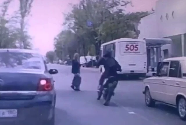  В Донецке мотоциклист сил переходившую дорогу женщину