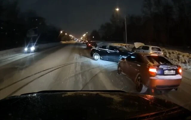  В Омске девушка не справилась с управлением и столкнулась со стоящим автомобилем