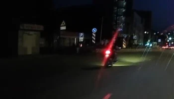  В Красноярске мотоциклист на скорости врезался в препятствие на дороге