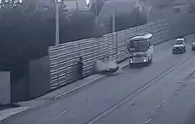  В Воронежской области мотоцикл столкнулся с автобусом и врезался в забор