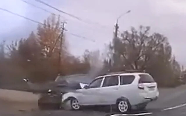  &laquo;Сломаны три ребра&raquo;: &laquo;Лада&raquo; и &laquo;Фольксваген&raquo; столкнулись в Уфе