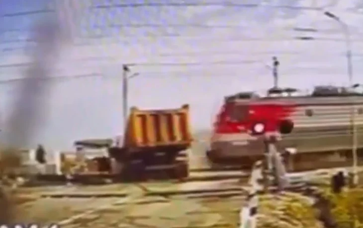  В Татарстане самосвал выехал на железнодорожный переезд и столкнулся с поездом