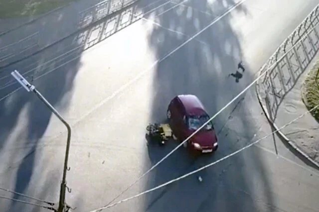  Курьер службы доставки пострадал в ДТП на перекрестке в Петрозаводске