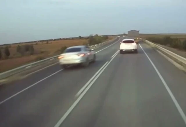  &laquo;Обгонял через сплошную&raquo;: Renault и Hyundai лоб в лоб столкнулись в Ростовской области