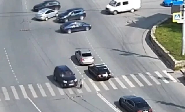  Девочка на самокате попала под колеса кроссовера в Миассе