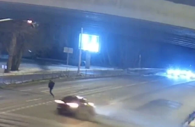  В Екатеринбурге автомобиль врезался в столб и едва не сбил двух велосипедистов и пешехода