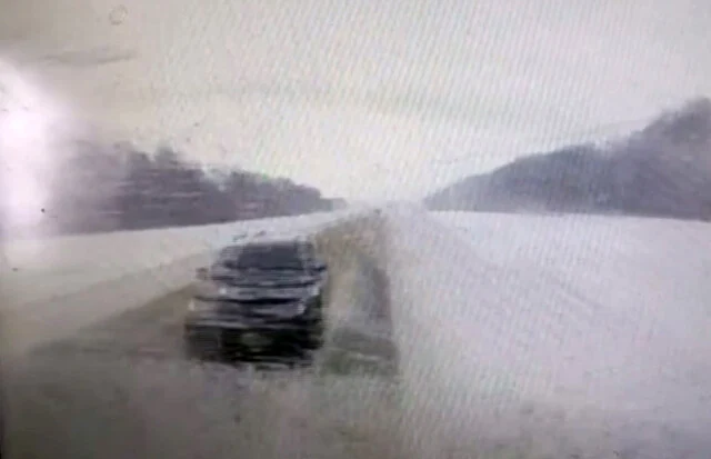  Момент ДТП на трассе &laquo;Каспий&raquo;: Toyota Land Cruiser выехал на встречную полосу и столкнулся с фур