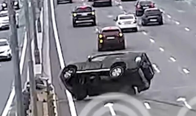  &laquo;Наехал на стык&raquo;: камеры запечатлели, как внедорожник перевернулся на МКАД