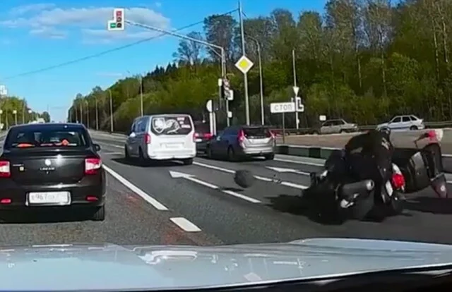  Два мотоциклиста из мотопробега столкнулись на трассы М-1 в Подмосковье