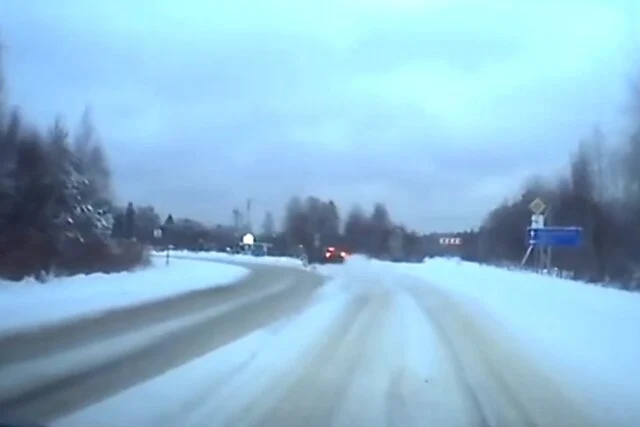  &laquo;Не вписался в поворот&raquo;: в Ленобласти автомобиль съехал с дороги в кювет и врезался в столб