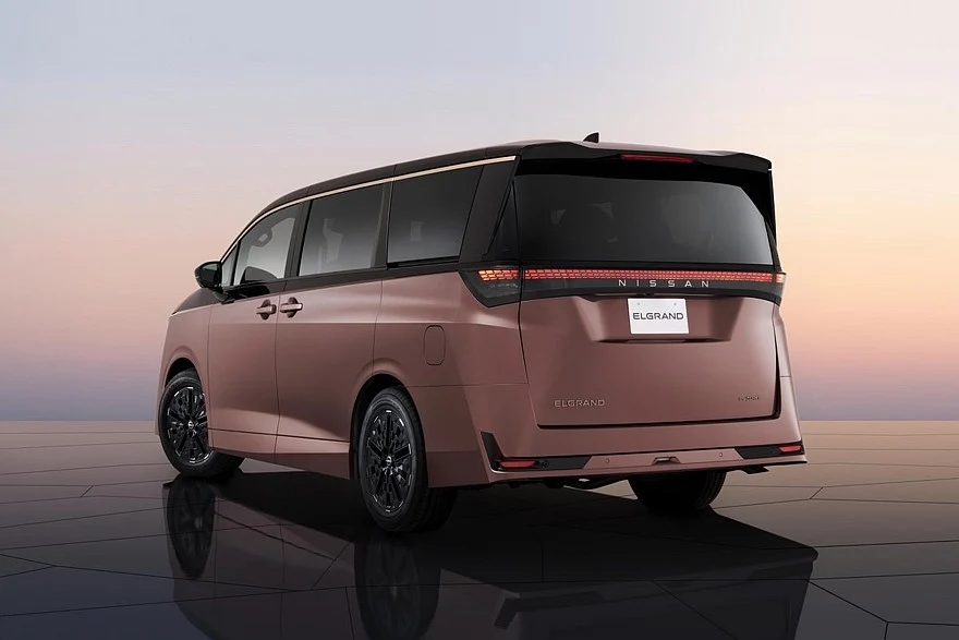 Стандартный новый Nissan Elgrand, предсерийный образец