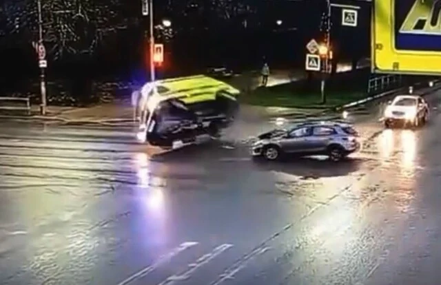  Скорая опрокинулась в результате ДТП в Кингисеппе