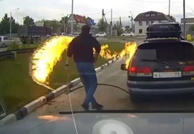  Автомобиль загорелся во время заправки в Южно-Сахалинске