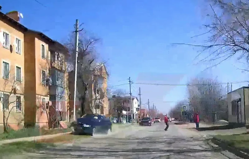  В Краснодаре мужчина выбежал на дорогу и спровоцировал аварию