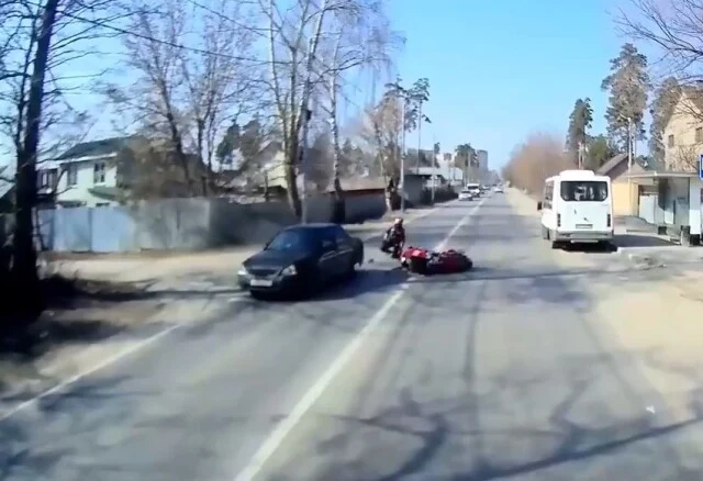  Неудачное открытие сезона: в Раменском водитель автомобиля пытался развернуться и столкнулся с м