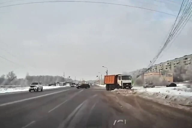  В Омске водитель самосвала пожалел водителя &laquo;Лады&raquo; и врезался в столб