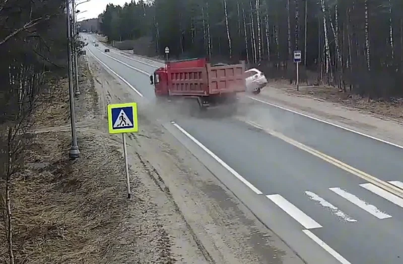  &laquo;Выехал на встречную и пытался вернуться, но не успел&raquo;: камера запечатлела момент ДТП на трассе 