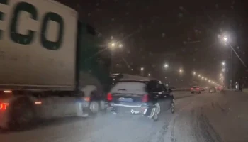  В Нижнем Новгороде дальнобойщик притер легковой автомобиль, проехал на красный и скрылся