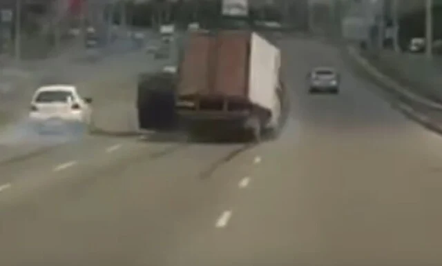  В Новосибирске BMW X5 перевернулся и столкнулся с &laquo;Газелью&raquo;