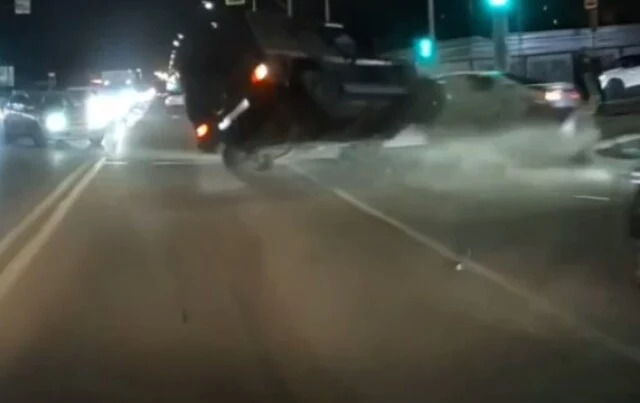  В Краснодаре водитель &laquo;Гелендвагена&raquo; сильно торопился и влетел в два попутных легковых автомобил