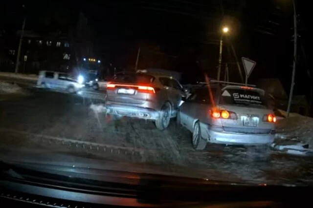  Авария на перекрестке в Новосибирске: Водитель автомобиля EXEED по неясным причинам решил помеша