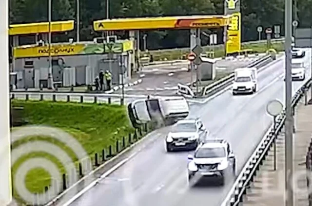  Формула-1 отдыхает: &laquo;Ларгус&raquo; опрокинулся в результате ДТП на МКАД