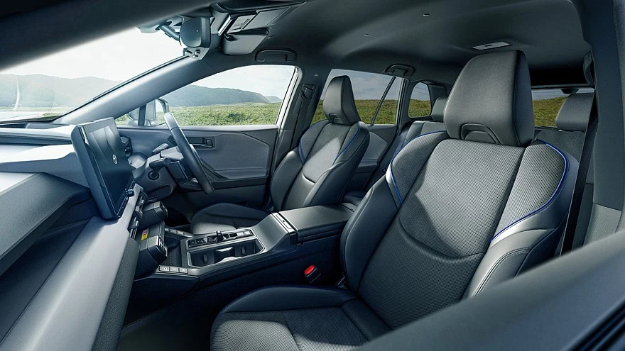На фото: салон Toyota RAV4 Z (с PHEV-установкой)