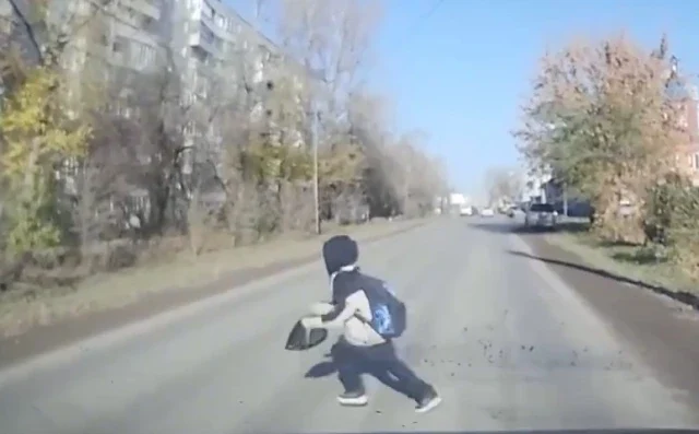  В Омске мальчик перебегал дорогу и попал под машину