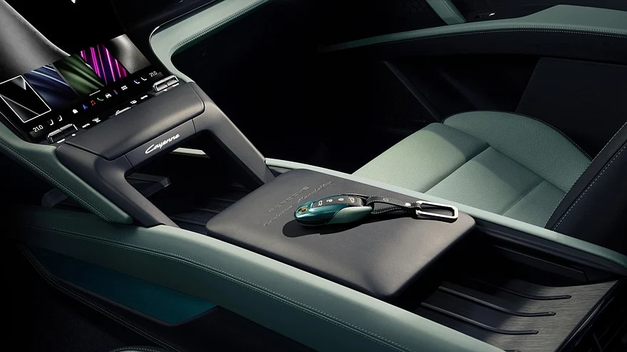 На фото: салон Porsche Cayenne S Electric