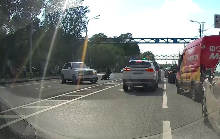  В Петербурге &laquo;Роллс-Ройс&raquo; с разворачивался через сплошную и дважды переехал мотоциклиста