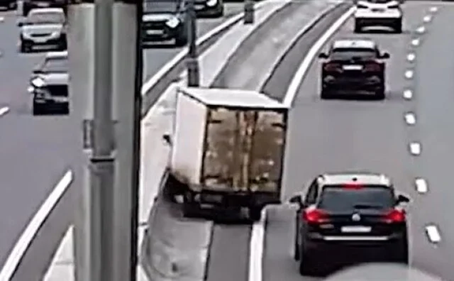  Камера запечатлела, как грузовик врезался в ограждение на МКАД