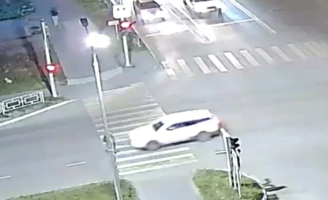  В Нижневартовске пьяный мужчина перебегал дорогу на красный и попал под машину