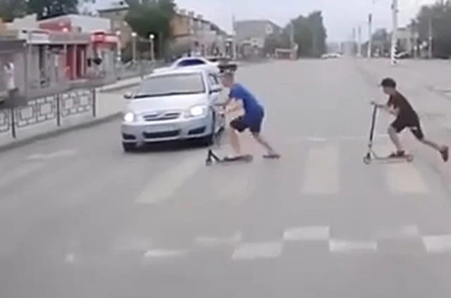  В Ачинске 46-летняя женщина за рулем автомобиля Toyota Corolla сбила 16-летнего самокатчика