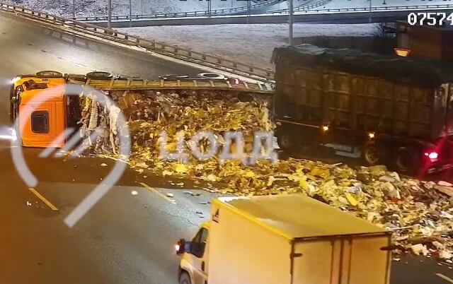  Грузовик с прицепом опрокинулся при въезде на МКАД