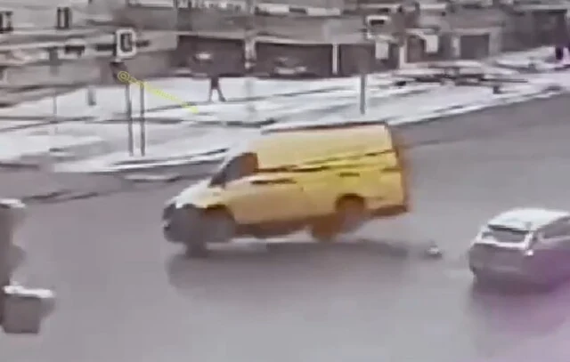  Скорая едва не перевернулась в результате ДТП в Чебоксарах