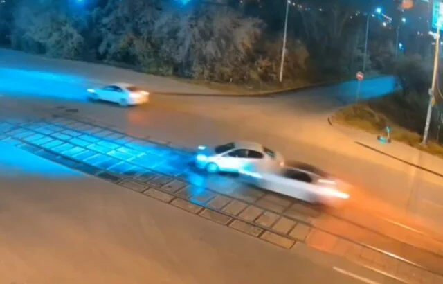  Два автомобиля столкнулись на перекрестке Викулова — Металлургов в Екатеринбурге