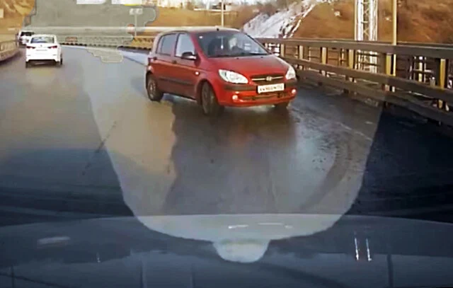  Девушка на красном &laquo;Гетце&raquo; ушла в занос на метромосту в Нижнем Новгороде