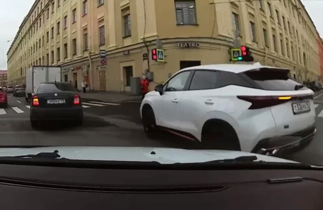  &laquo;Ну что, доездилась?&raquo;: в Петербурге девушка на &laquo;китайце&raquo; попала в ДТП