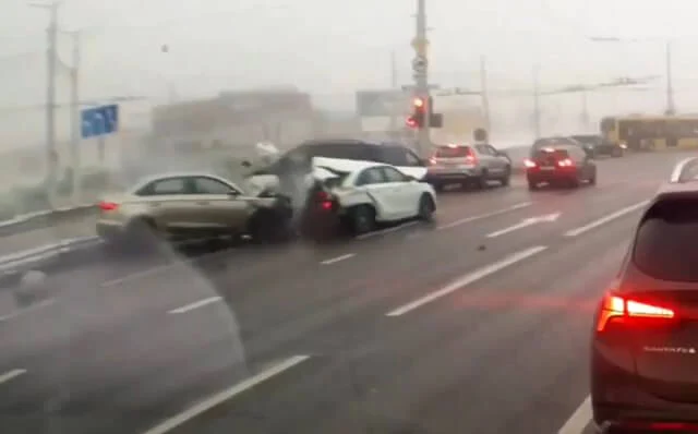  Каршеринговый Belgee столкнулся с несколькими автомобилями на светофоре в Минске