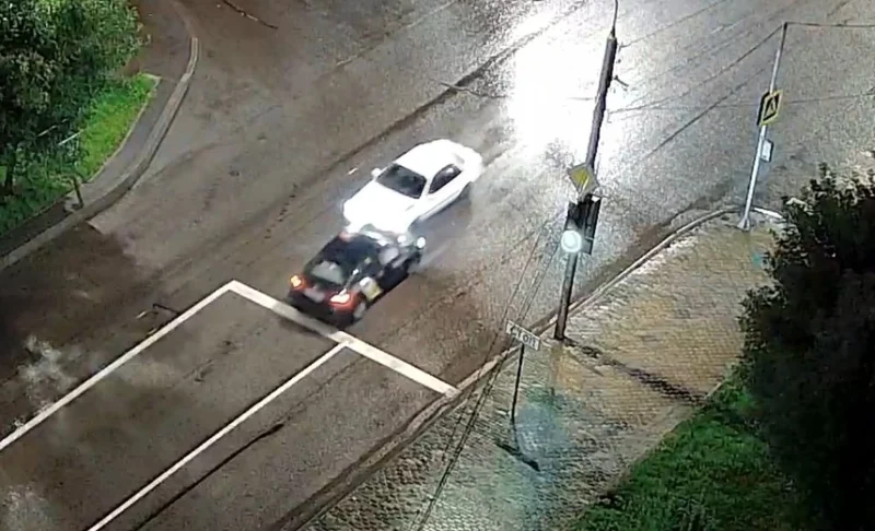  В Красноярске водитель белой иномарки протаранил такси и скрылся