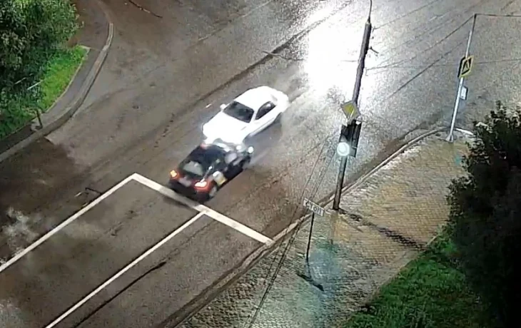  В Красноярске водитель белой иномарки протаранил такси и скрылся