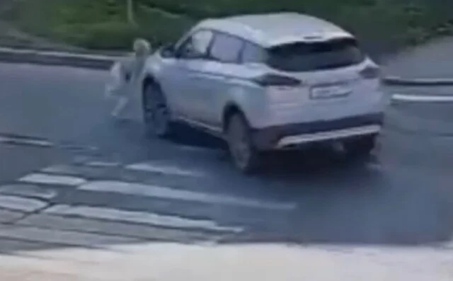  В Санкт-Петербурге женщина сбила пешехода и протащила его несколько метров