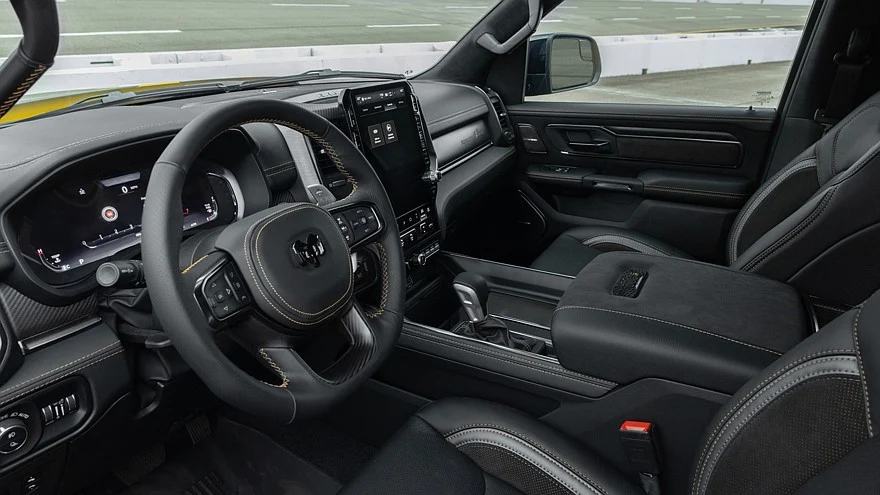 На фото: салон Ram 1500 Rumble Bee SRT